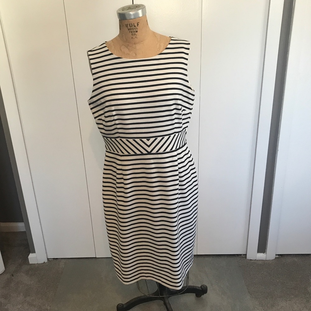 Sleeveless pencil dress.